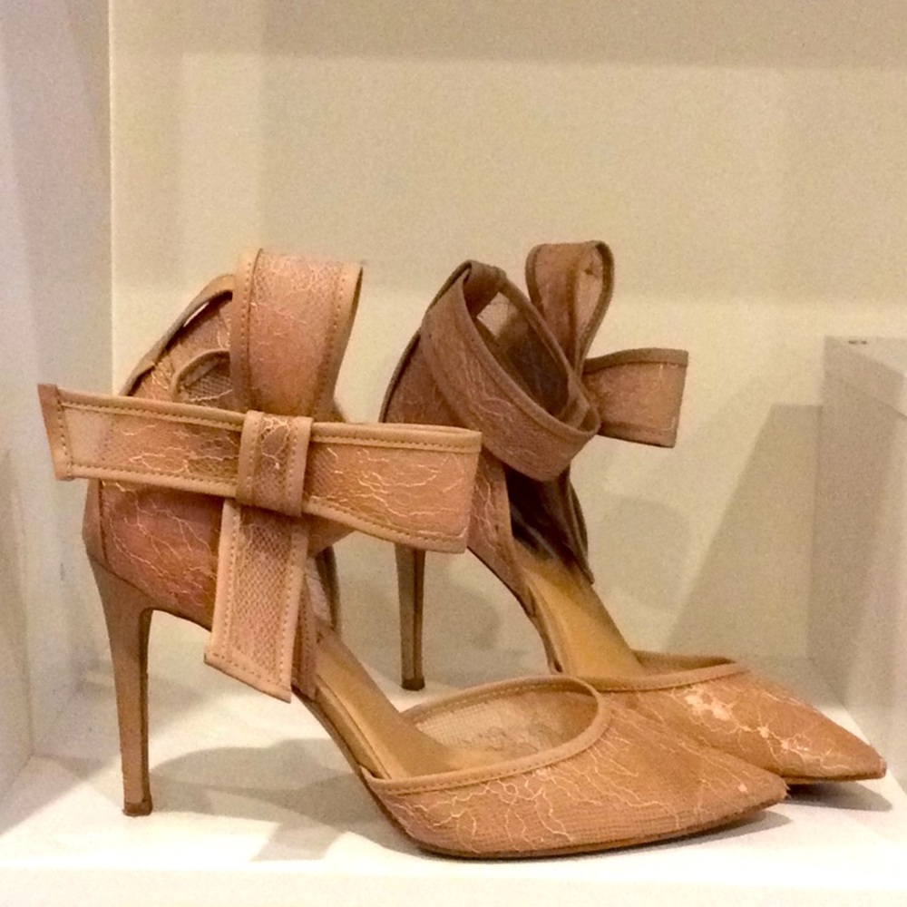Nude lace bow pumps